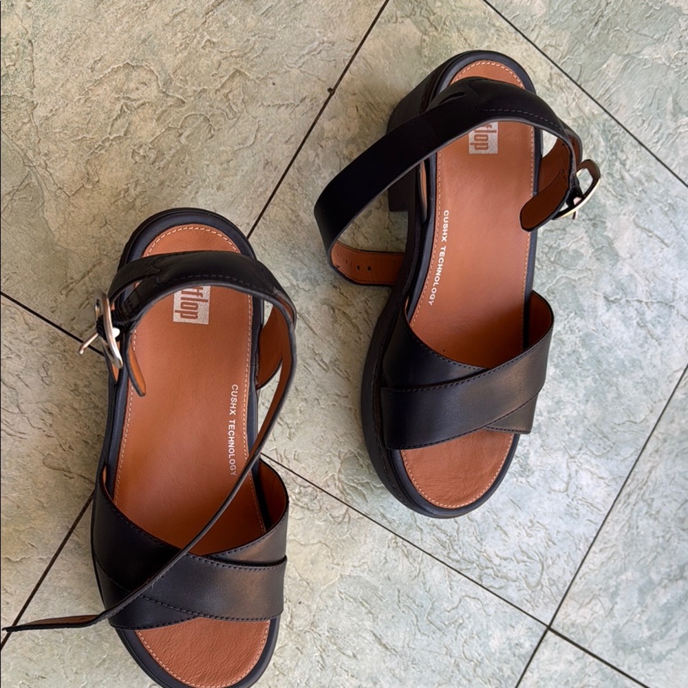 Fitflop Black Leather Sandals size 7